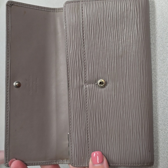 LV Epi Sarah Wallet - Picture 7 of 15